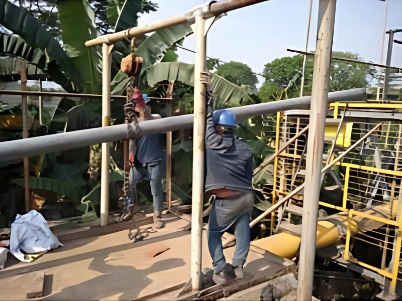 Pemasangan Pipa ke atas Cremona Pekerjaan Relokasi Jembatan Wika Bogor